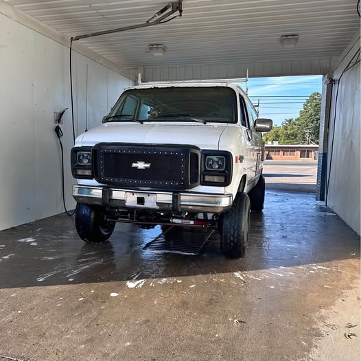 Unknown-G30-lifted-van-1993