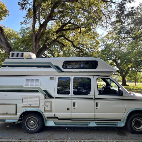 Unknown-V8-engine-ford-ecoline-camper-van-1992