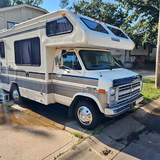 Unknown-Winnebago-g30-supervan-rv-5-1989