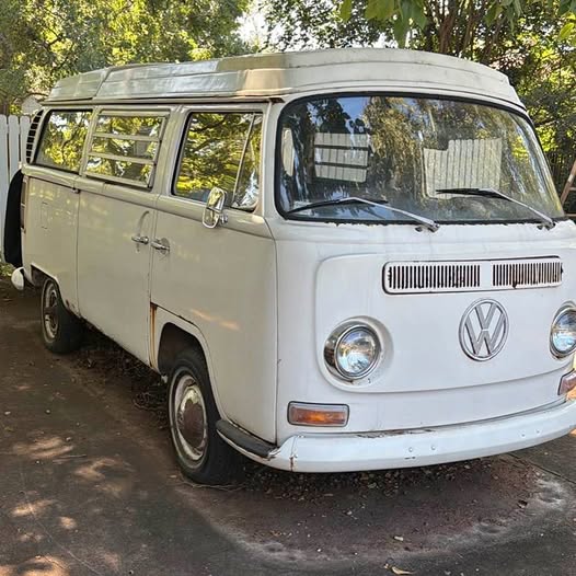Volkswagen-Campervan-with-pop-top-only-36-1969