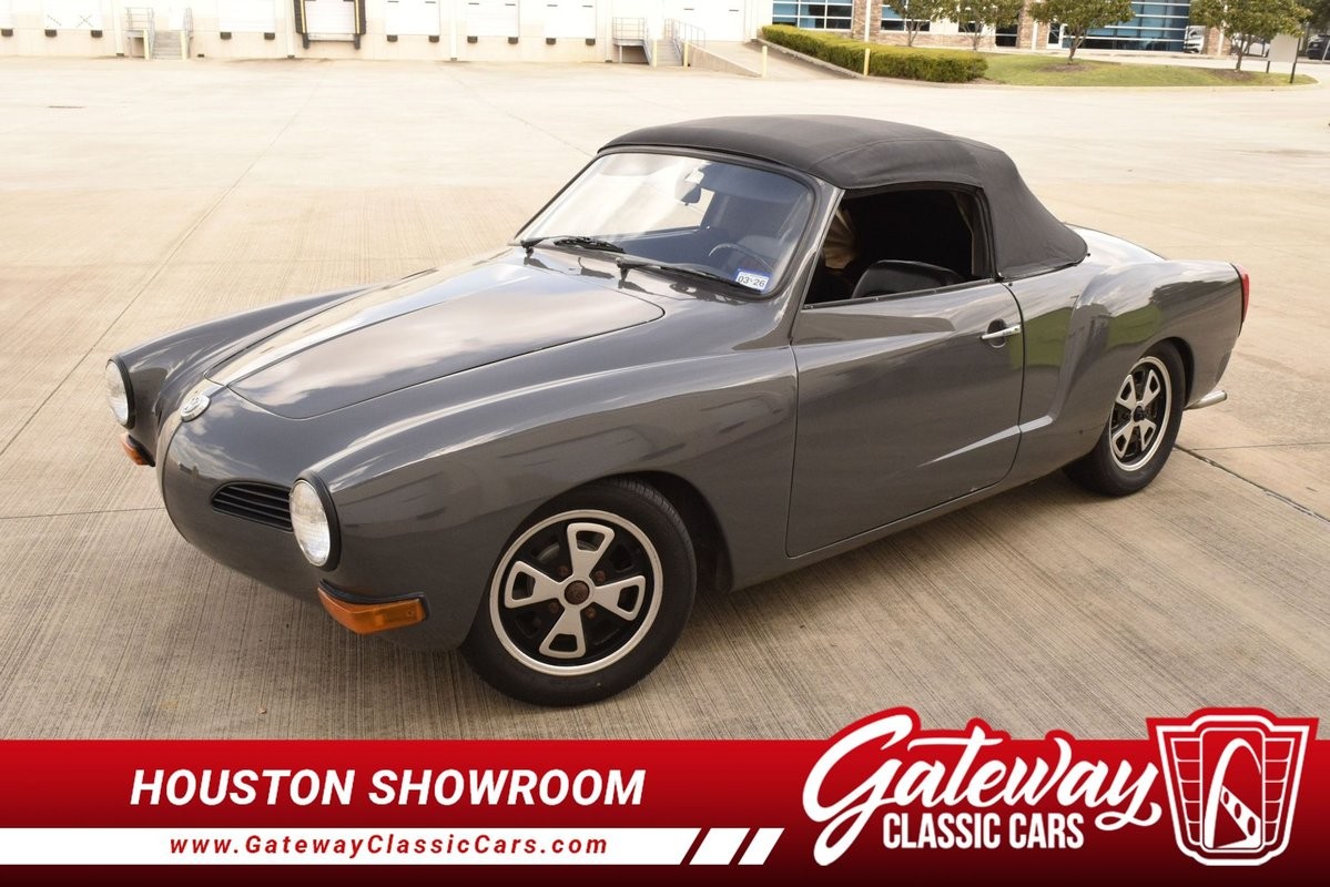 Volkswagen-Karmann-Ghia-1973-Convertible-Red-and-black