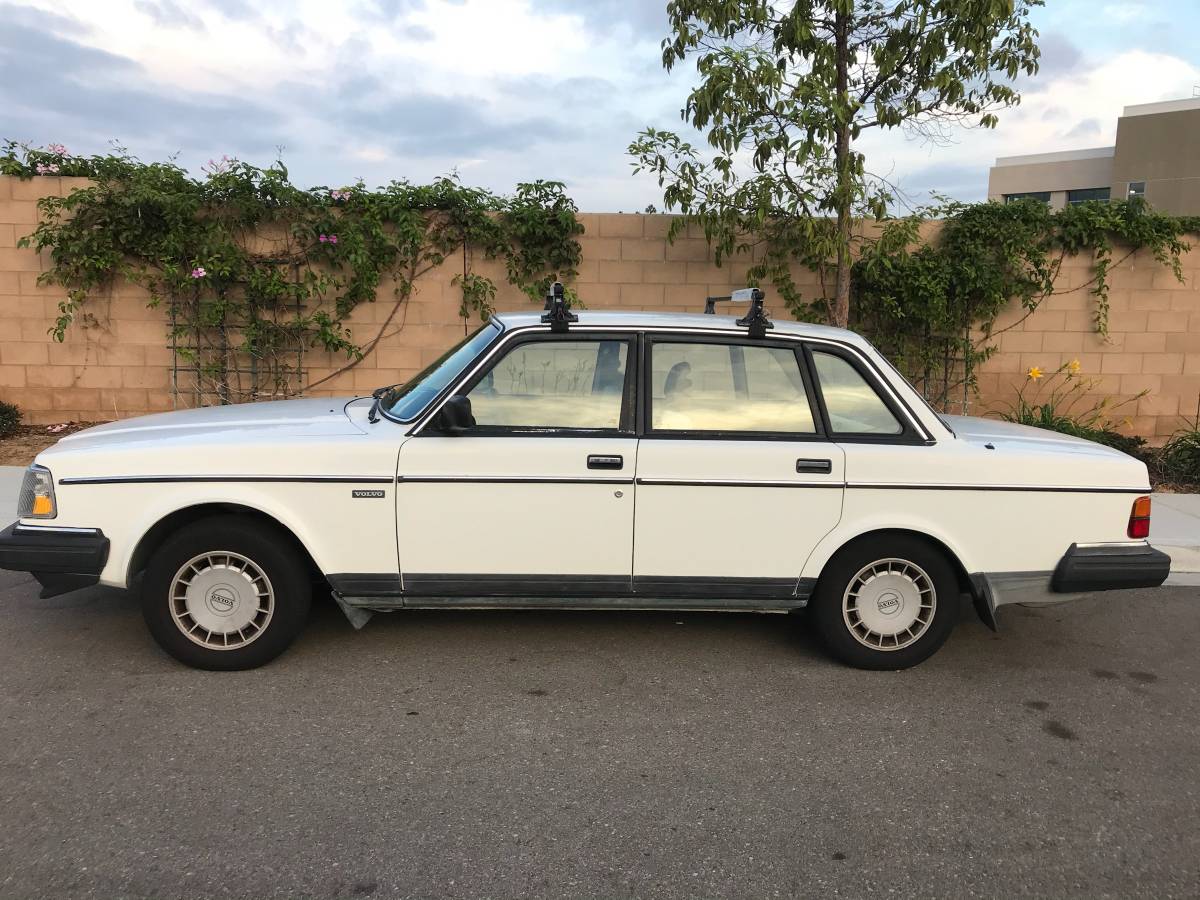 Volvo-240-dl-1988-White
